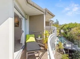 Andari Apartment 2, Sunshine Beach, Beachfront Street and just steps to Surf-club
