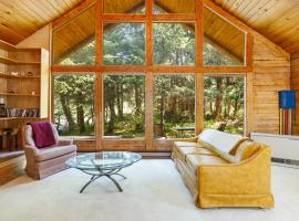 Alpine Meadows Log Cabin, villa in Girdwood