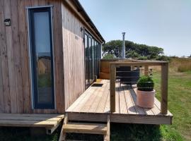 Cleeves Cabins Ailsa Lodge with hot tub luxury, מלון יוקרה בDalry