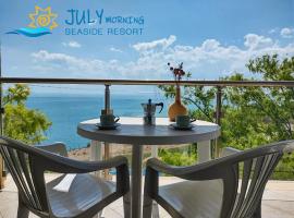 七月清晨海邊度假酒店，卡瓦爾納的飯店式公寓