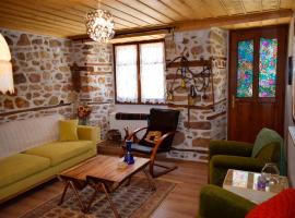 Renovated Old Manor House With Yard, hotel en Arnaía