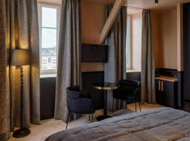 Hotel de la Plage: Lion-sur-Mer şehrinde bir Oda ve Kahvaltı
