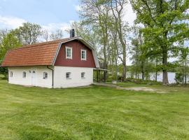 Large holiday home at Bolmstad Sateri by Lake Bolmen, hotel di Ljungby