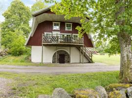 Large holiday house with lake view of Bolmen, hotell i Ljungby
