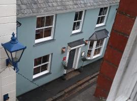 Newly Refurbished 2nd Floor Apartment Lil Nauti, hotel with parking in Fowey