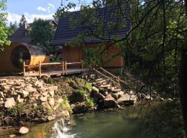 Chatka z sauną nad rzeką, chalet de montaña en Żabnica