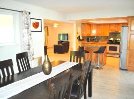 Lovely 3-bd, walk to bars, 9 min drive from beach! Heated pool., hotel in Fort Lauderdale