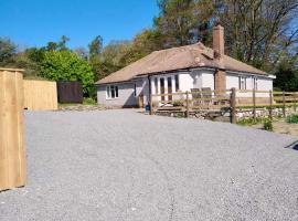 3 Bedroom Bungalow in Llanrhaeadr Ym, хотел в Озуъстри