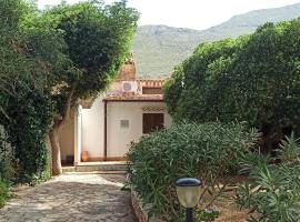 Villa indipendente con patio giardino e parcheggio, casa vacacional en Castelluzzo