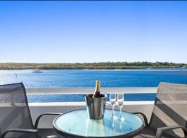 HOWARD ST Panoramic River and Ocean Views - Penthouse -Rooftop, hôtel à Noosaville