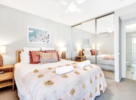 Central Kings Beach 2 BR APT w Pool and Spa access, hotel with jacuzzis in Caloundra