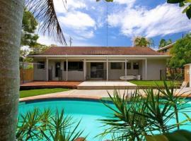 ALLAMBI 45 Position Perfect, Single Level Home, Pool, Pets OK, hotel in Noosa Heads