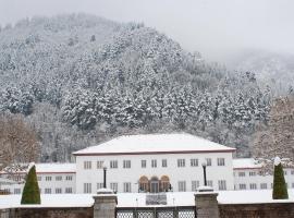 The LaLit Grand Palace Srinagar, hotel din apropiere 
 de Pari Mahal, Srinagar