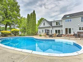 Luxe Montgomery Home with Hot Tub Near Angry Orchard, hotel with parking in Montgomery