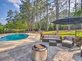 Peaceful Southern Pines Home with Pool and Yard!, hotel v destinácii Southern Pines