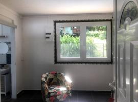 Studio cosy avec piscine, hotel v destinaci Saint-Joseph