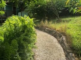 Charmant bungalow avec piscine, loma-asunto kohteessa Saint-Joseph