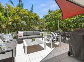 Graebill 2 Bedroom 2 Bathroom Light and Spacious Duplex Walk to Beach Great Outdoor Entertaining Area, Hotel in Sunshine Beach