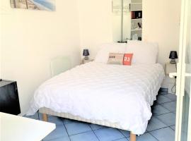 Chambre cosy indépendante dans jardin verdoyant.，勒布斯卡Gaz de Bordeaux headquarters附近的飯店