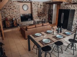 maison quartier médiéval au pied du château FOUGERES, Villa in Fougères