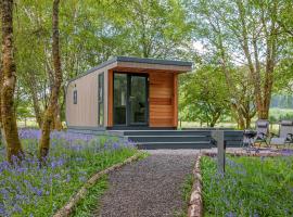 Ewe pod, luxury glamping pod with hot tub, Croft4glamping, hotel para famílias em Benderloch