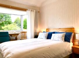 Comfortable rooms, hotelli Birminghamissa lähellä maamerkkiä Lickey Hills Country Park