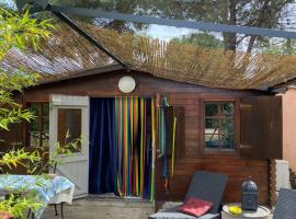 Chalet des oliviers 10mn CV Béziers dans propriété, hôtel à Béziers