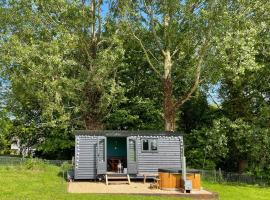 Old King William Shepherd Huts and Private Hot Tubs in North Norfolk, hotel with jacuzzis in Hunworth
