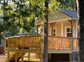 Cozy Cabin in Crestwood Subdivision, chalet i Avinger