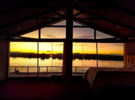 Uros Suma Jakaña Lodge, hotel v destinaci Puno