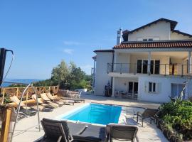 Ferienwohnung mit Pool Kroatien mit Meerblick und Pool, hotel in Lovran