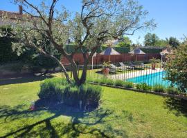 Les chambres d'hôtes d'Eloïse, piscine privée, hotel barat a Aramon