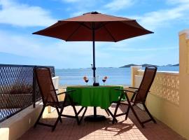 Beachfront House sea views near historic Cartagena: Cartagena'da bir tatil evi