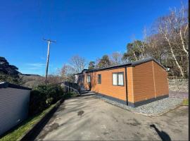 C05 - The Ogwen Lodge with Hot Tub, cabin in Bethesda