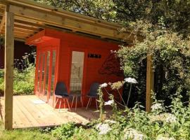 Stay Wild Retreats 'Glamping Pods and Tents', hotel cerca de Castillo de Chirk, Wrexham