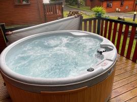 L02 - The Penrhyn Spa with Hot Tub, casa a Bethesda