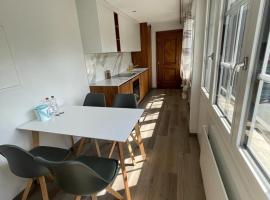 Moderne einzigartige Wohnung in Altdorf、アルトドルフのホテル