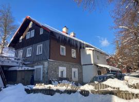 Vila Adélka - útulná chalupa v Krkonoších, hotel com estacionamento em Horní Marsov