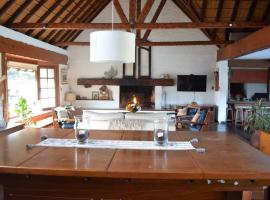 Divina casa en Carrasco con piscina y pool, hotel in Montevideo