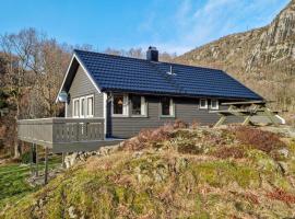 Gorgeous Home In Lyngdal With House Sea View – willa w mieście Osestad