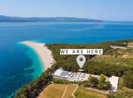 Zlatni Rat Beach Resort، فندق في بول