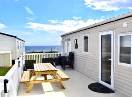 New Sea View Platinum Caravan with Huge Decking, proprietate de vacanță aproape de plajă din Newcastle upon Tyne