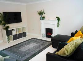 3 BED new build home with FREE parking BHX NEC HS2 CONTRACTORS FAMILIES, hotell i Solihull