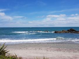 Rustic Beachfront Cottage Charleston โรงแรมในCharleston