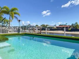 Remarkable Six Bedroom Waterfront Home! Perfect for the extended family, hotel Mooloolabában