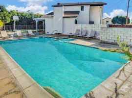 A Super Private LA home with Amazing Design and Pool & Spa, hotel with pools in San Fernando