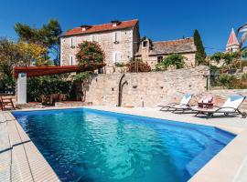 Amazing Home In Bobovisca With 3 Bedrooms, Wifi And Outdoor Swimming Pool, villa in Ložišće