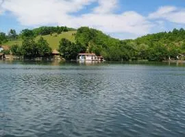 Kuća na obali jezera sa bazenom