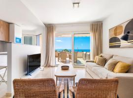 Beach apartment with terrace and private parking, hotel barato en Radazul