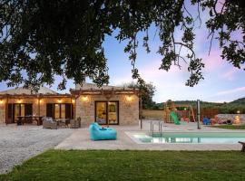Unique, stonebuilt, rural villas with private pools!, готель з басейнами у місті Melidhónion